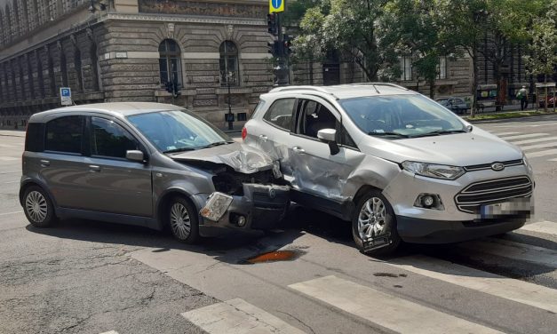 Ford és Fiat  rohant egymásba Budapesten, az Andrássy-Izabella utca kereszteződésben, egy ember megsérült – Fotók a helyszínről