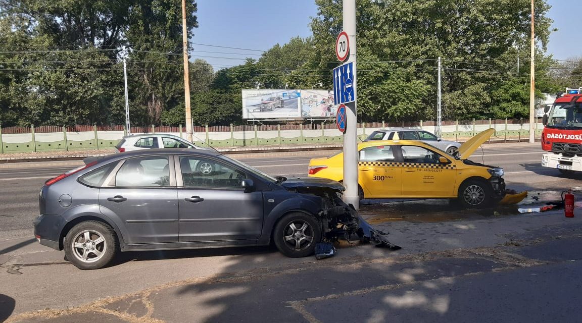 Egymásba rohantak, majd a járdára csapódtak, egyikük egy tűzcsapot is kidöntött: egy taxis és egy Ford karambolozott Budapesten – Fotók a helyszínről