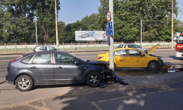 Egymásba rohantak, majd a járdára csapódtak, egyikük egy tűzcsapot is kidöntött: egy taxis és egy Ford karambolozott Budapesten – Fotók a helyszínről