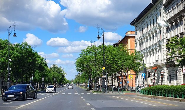 Forgalomkorlátozásra kell készülni a fővárosban a szombati tüntetés miatt, a rendőrök bírságoltak is a buszsávok szabálytalan használata miatt