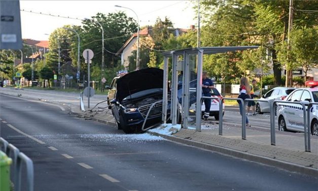 Villamosmegállóba csapódott egy autós a 19. kerületben – fotók