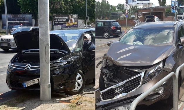 Csúnya baleset a Budapesten, két autó rohant egymásba, egyikük a gyalogátkelőhelyen landolt – Fotók a helyszínről