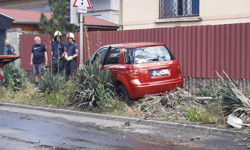 Letarolta a tűzcsapot egy Suzuki Budapesten: szökőkút keletkezett a Csapó utcában – fotók