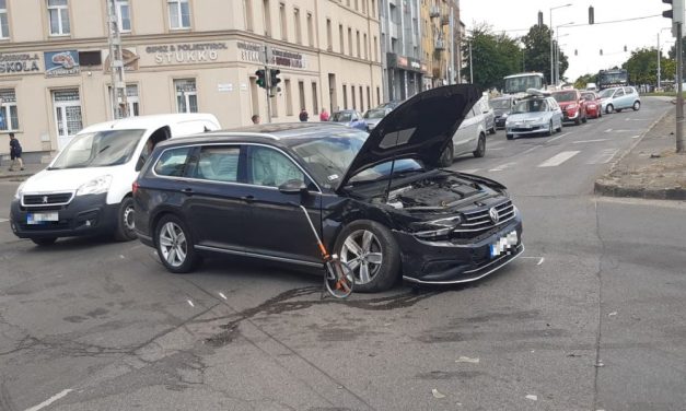 Szembement a forgalommal egy Nissan a Fogarasi-Kerepesi úti kereszteződésben: ha nincs baleset, a szabálytalan autós a Diego áruháznak csapódott volna