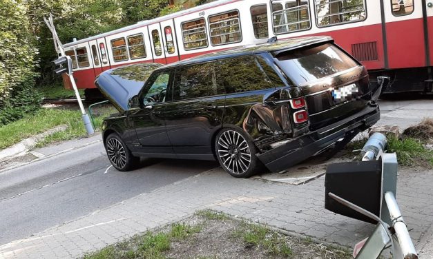 Fogaskerekűvel ütközött egy Range Rover