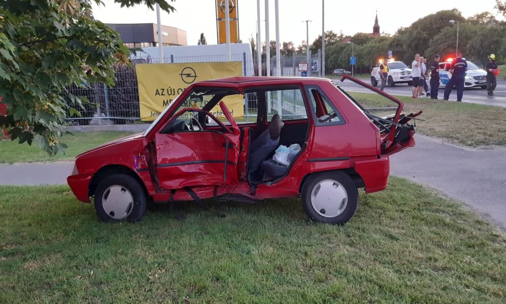 Áthajtott a piroson a taxis, és nekirongyolt egy Citroennek Budapesten: a tűzoltók feszítővágóval mentették ki a sofőrt – fotók