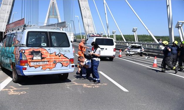 Horrorbalesetek: hárman ütköztek egymásnak a Megyeri hídon, Kecelen egy rokkantkocsis nénit gázoltak el – fotók