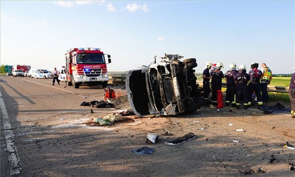 Szolnoki kamionbaleset: hárman meghaltak és tizenhárman megsérültek a tömegszerencsétlenségben
