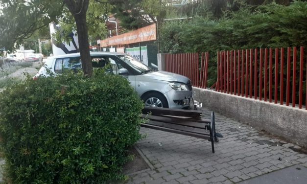 Szörnyű: Felhajtott a járdára egy Skoda és letarolta a padot, amin négy gyerek is ült – fotók