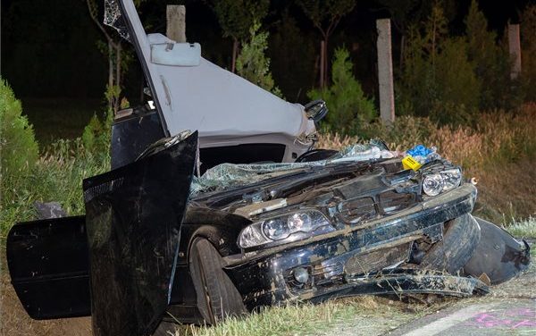 Szörnyerhalt egy Tolna megyei balesetben a 17 éves lány, az 5 utasból csak 1 használta a biztonsági övet a BMW-ben
