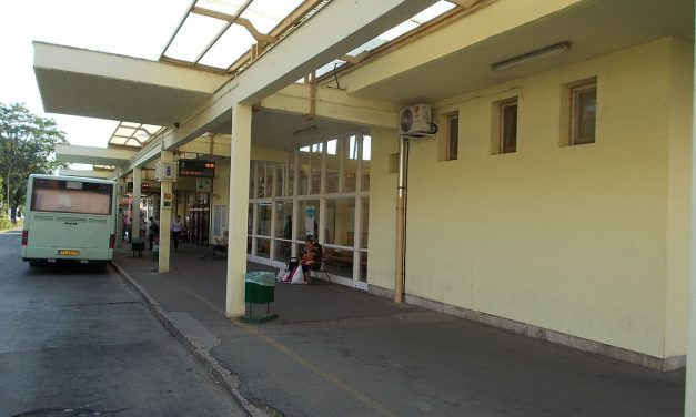 Drogos koldusok fosztogattak iskolásokat a buszpályaudvaron – a szülők könyörögtek a rendőröknek, hogy segítsenek