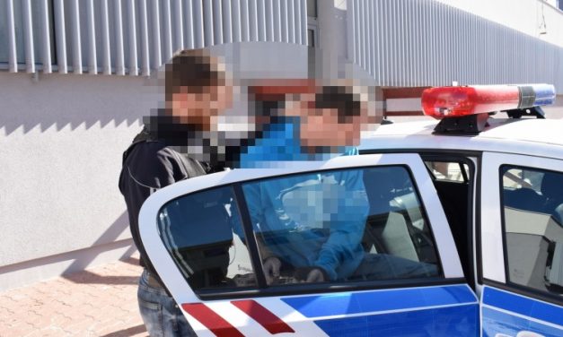 Sírva szólítgatta halott édesanyját a kétéves kisfiú, majd vele is végzett anyja volt élettársa – az ügyész örökre börtönbe küldené a kegyetlen várpalotai férfit