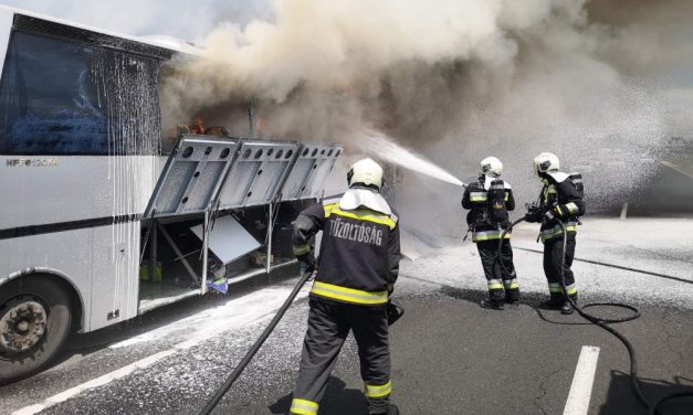 Gyerekek is voltak az M7-esen kigyulladt buszon