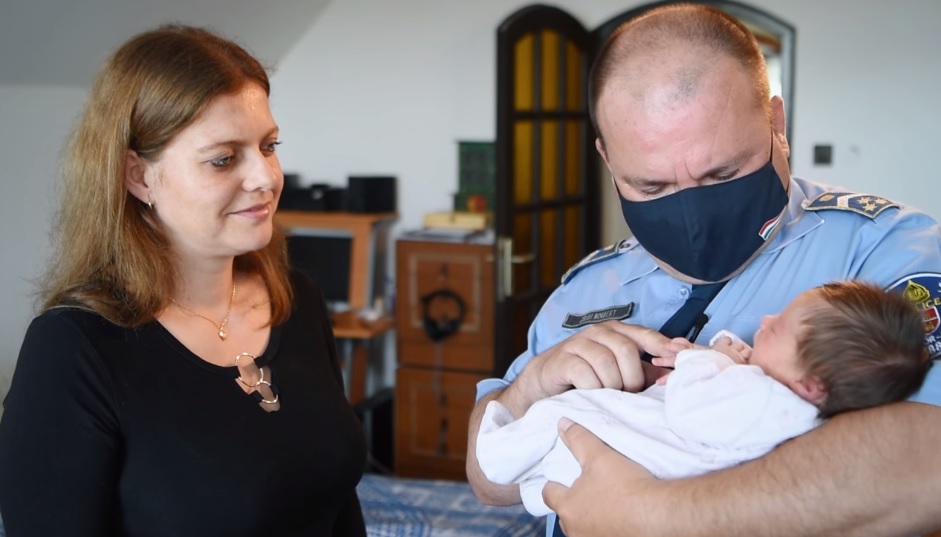 Száguldó rendőrautó vitte a vajúdó asszonyt a kistarcsai kórházba – A rendőrök most meglátogatták a családot – videó