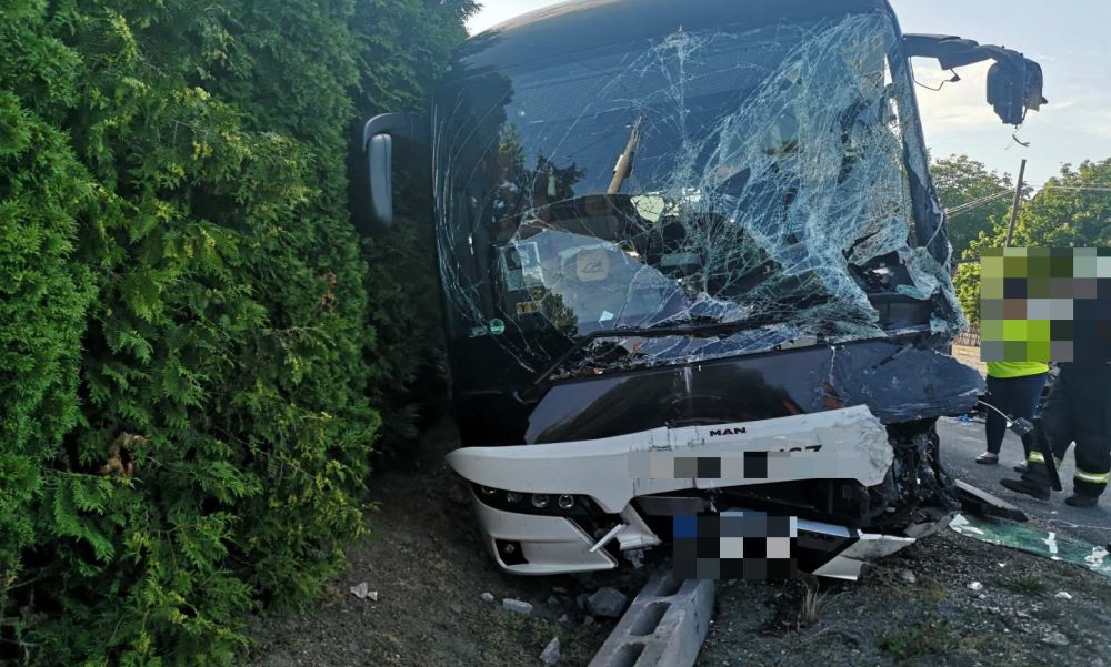 Rettenetes: teherautó ütközött egy Volán busszal Mezőörsnél, húszan megsérültek, egy ember meghalt – fotók