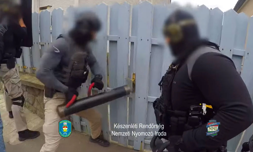 Rajtaütés: egyszerre 16 rendőr indult bevetésre, hajnalban kopogtattak az ajtón, nem menekülhettek a drogkereskedők