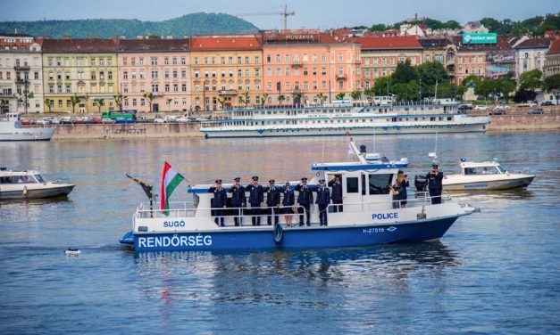 „Beemeltük a hajónkba és azonnal megkezdtem az újraélesztését a hölgynek” – Megszólaltak az életmentő vízirendőrök, akik elsőként érkeztek az elsüllyedt Hableányhoz