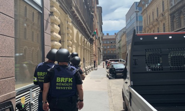 Fegyverrel fenyegette meg a szomszédját egy férfi egy budapesti társasházban, a TEK-esek elfogták a tettest