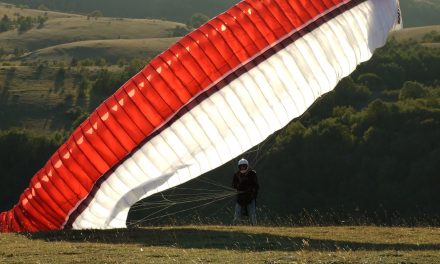 Lezuhant egy siklóernyős Győrnél, mentőhelikopter vitte kórházba