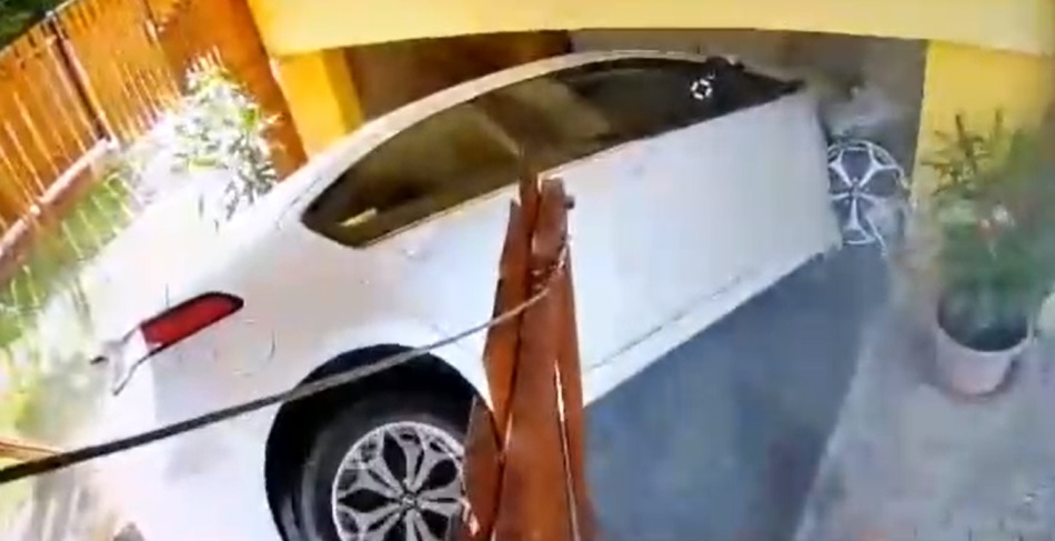 Beleremegett a ház: Családi ház garázsbeállójába repült egy autó Pest megyében – videó