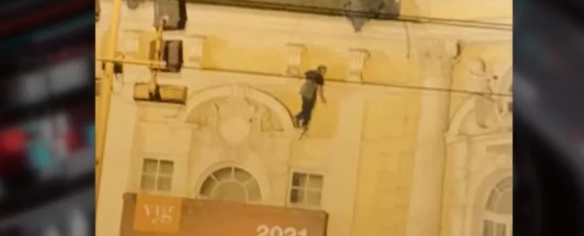 Drámai videón a férfi, aki lezuhant a Vígszínház épületéről