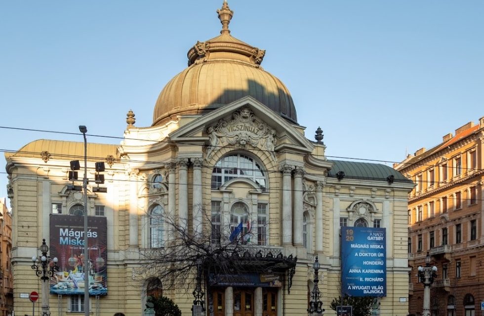 Csalók árulnak hamis jegyeket a Vígszínház legnépszerűbb előadásaira – egyre többen járnak pórul az otthon gyártott belépők miatt