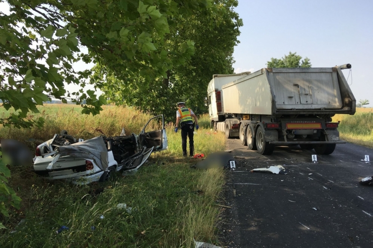 Tragédia Somogy megyében: teherautóval ütközött egy autós, a kocsi a felismerhetetlenségig összeroncsolódott, ketten meghaltak – Fotók a helyszínről