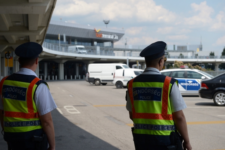 A repülőn fosztották ki ezt a Milánóból hazaérkező budapesti férfit – Ők voltak a tolvajok, még az alsóneműjükbe is pénzt rejtettek