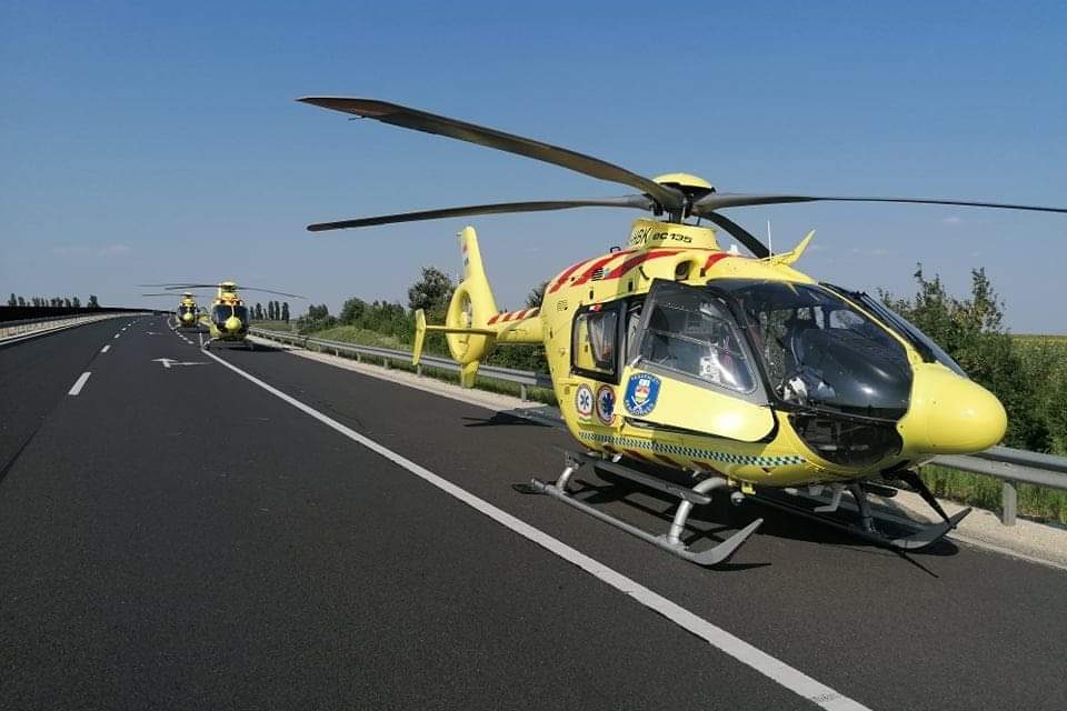 Négyen meghaltak az M6-os autópályán, miután egy embercsempész a rendőrök elől menekült – a helyszínre három mentőhelikopter érkezett