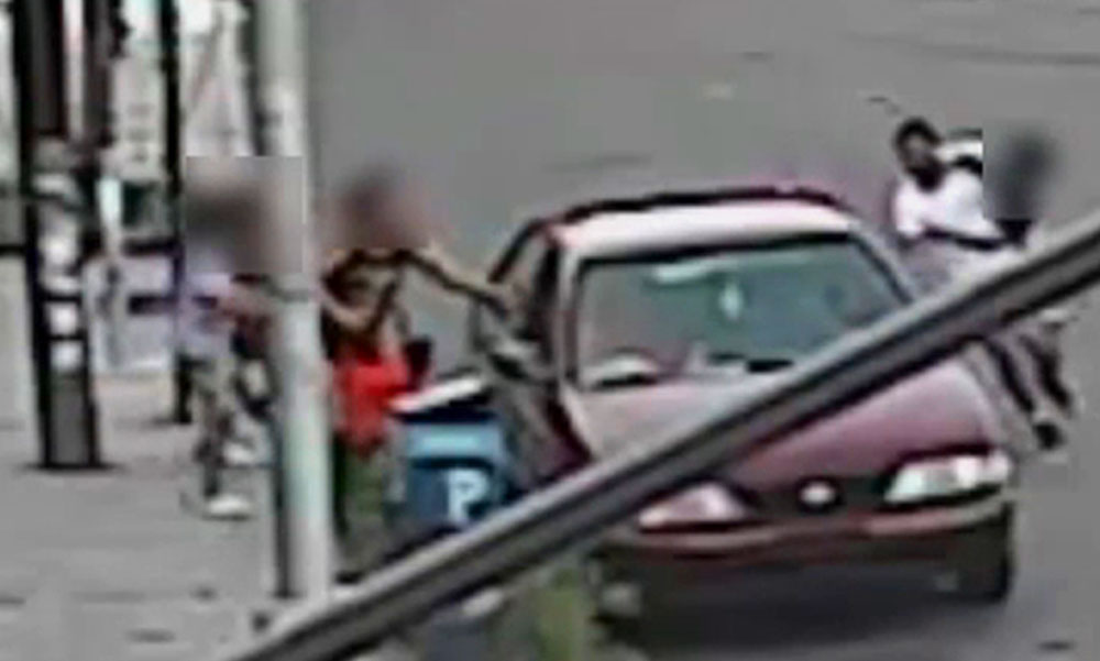 A saját édesanyja mellől raboltak el egy 5 éves kisfiút az utcán, a térfigyelő kamera rögzítette a rablást