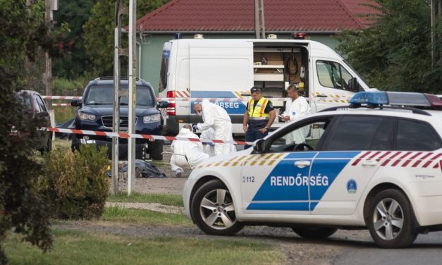 „Láttam, hogy hova csapódott be a lövedék, ez tuti halálos volt” – életfogytiglant kapott az a vadász, aki kivégezte felesége szeretőjét és annak édesapját, az asszony ordítva sírt a bíróságon