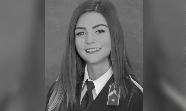 „Szorítottunk érted, éjszakákat sírtunk át” – meghalt az a fiatal rendőrnő, aki fékezés nélkül egy fának csapódott az 54-es főúton