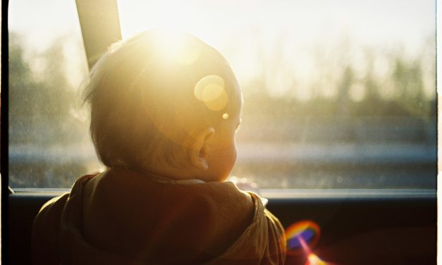 Halálra rémült egy anya Pest megyében: parkoló autójukból akarta egy férfi kirángatni az egyéves kisfiát