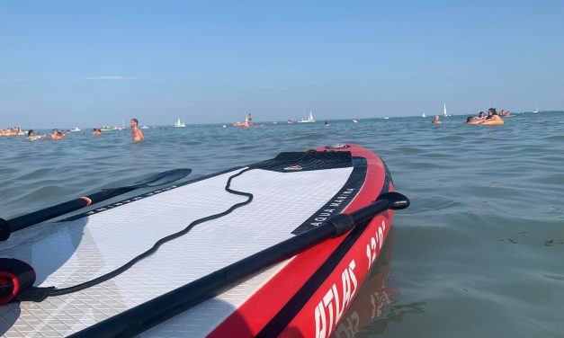 Eltűnt a Balatonban egy SUP-ozó kislány, akire egy rendőr talált rá: a gyerek rémülten, kimerülve ült az úszóeszközön