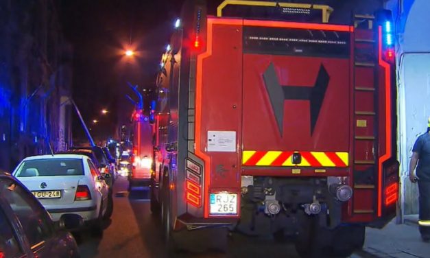 „Kitört a pánik, több tucat ember futott ki az utcára” –  Féltékeny férfi gyújthatta fel a munkásszállót Budapest 8. kerületében – videó