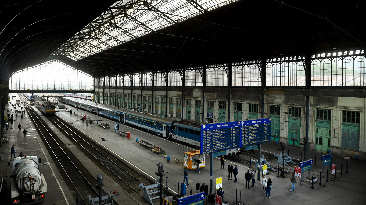 Baleset a Keleti pályaudvaron: nekiütközött az ütközőbaknak egy InterCity, egymásra estek az utasok, többen megsérültek