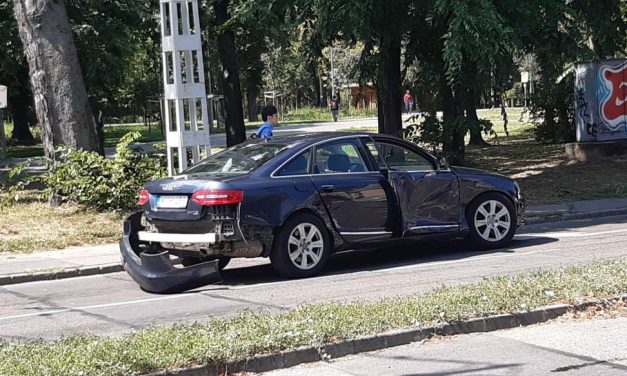 Nagyot ütöttek az Audi oldalán, pont egy mentő járt a közelben