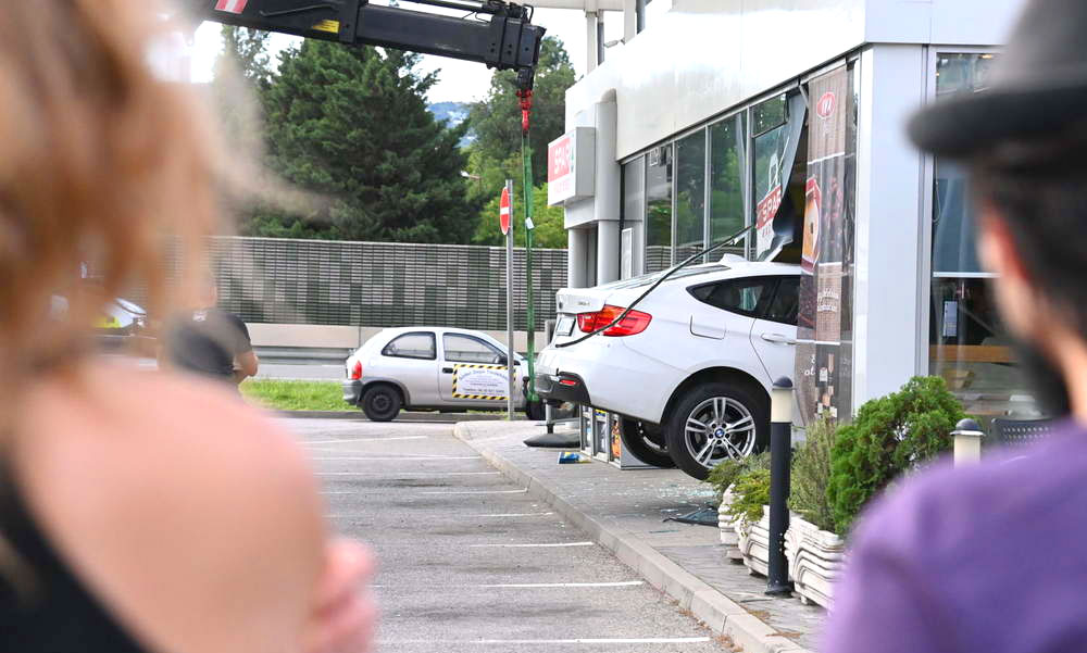 Benzinkútba hajtott a luxus BMW-vel, mert nem tudta kezelni az automata sebességváltót – két ilyen baleset is történt Budapesten