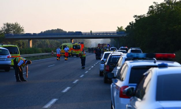 „A szomszédok felhívtak minket, hogy a rendőrök a házunknál csöngetnek” – megszólalt az M7-esen meghalt sofőr fia, a másik buszvezető édesanyját veszítette el a balesetben