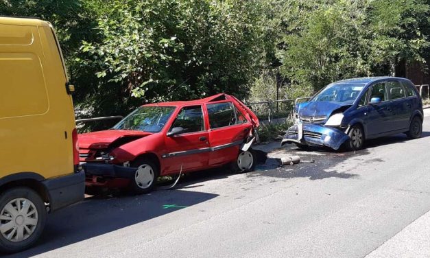Négy autót törtek össze egy ártatlan Merivával, mi történhetett a sofőrrel, hogy nem találta a féket