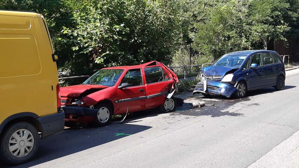 Négy autót törtek össze egy ártatlan Merivával, mi történhetett a sofőrrel, hogy nem találta a féket