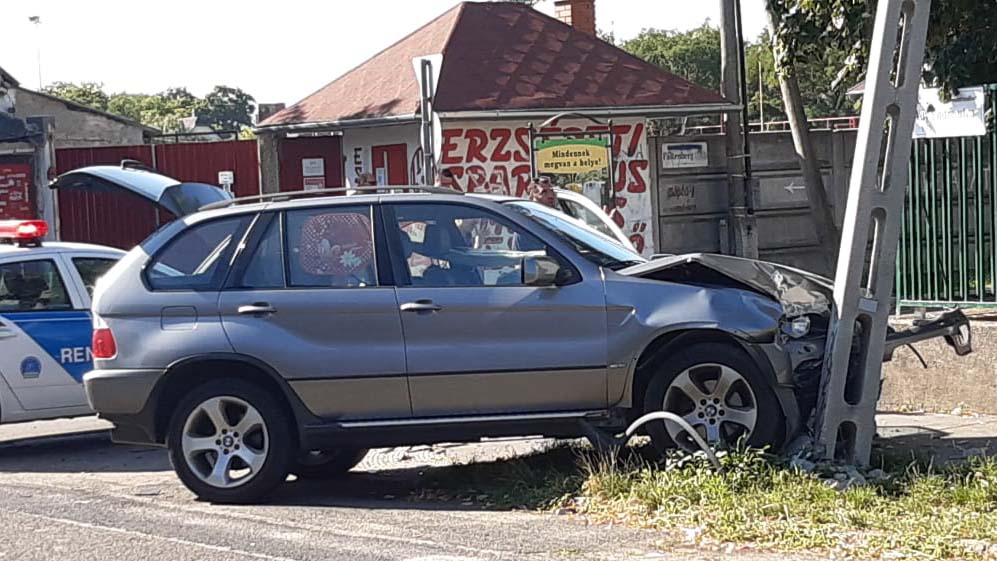 Súlyos baleset Pesterzsébeten, a mentőknek is rohanniuk kellett