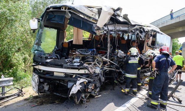 „Közeli hozzátartozóm is volt a buszon, sokkos állapotban vagyok” – megkezdődték az M7-esen történt buszbaleset áldozatainak azonosítását