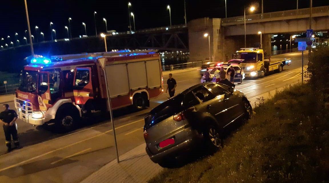 Csúnya baleset a Petőfi hídnál, kirobbant a légzsák, de ki tudtak szállni a tönkrevágott autóból az utasok