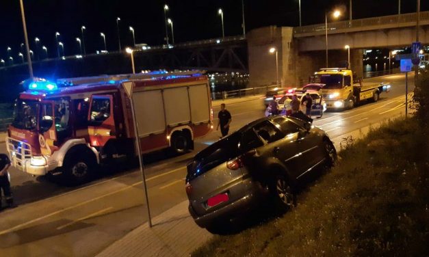 Csúnya baleset a Petőfi hídnál, kirobbant a légzsák, de ki tudtak szállni a tönkrevágott autóból az utasok