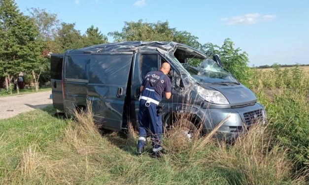 Felborult egy migránsokkal teli kisbusz az osztrák határ közelében, többen megsérültek – Fotók a helyszínről