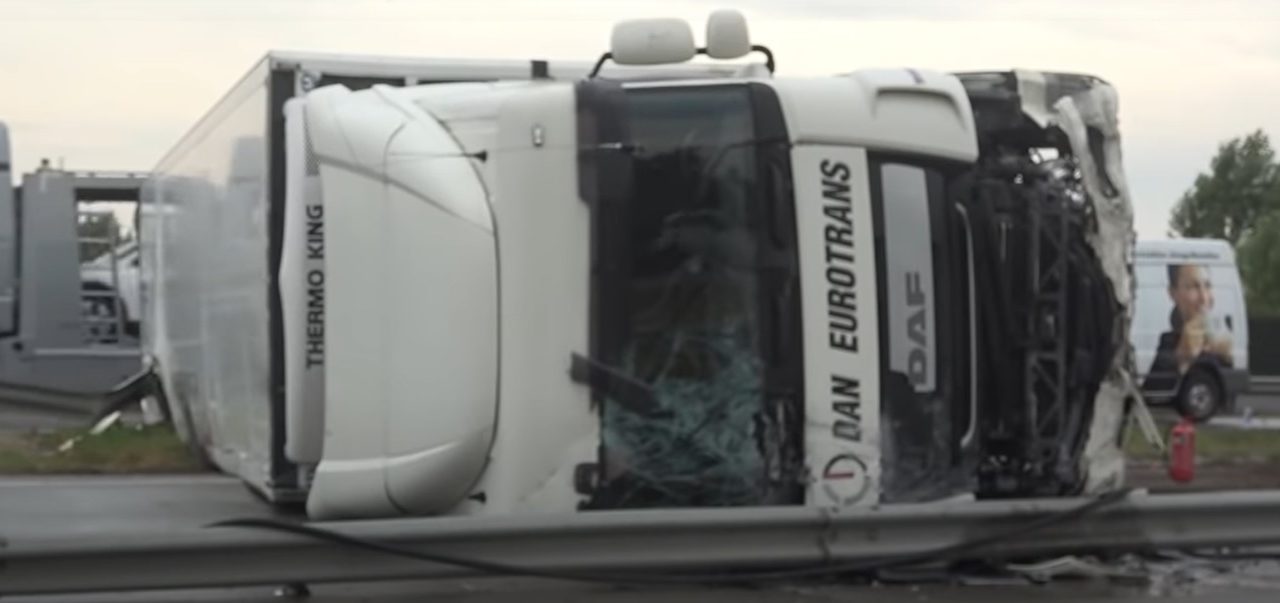 Román kamionos borult fel az M0-áson, féltucat baleset Budapest környékén – videó