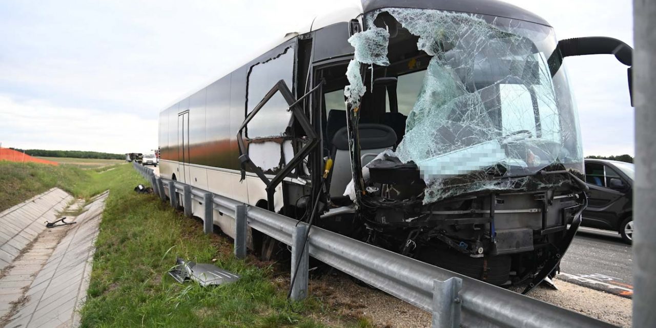 Durván összetört járművek az M4-es autóúton, csoda, hogy nincs halálos áldozata a balesetnek