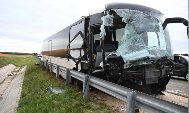 Durván összetört járművek az M4-es autóúton, csoda, hogy nincs halálos áldozata a balesetnek