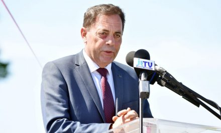 „13-án keressél magadnak egy másik országot b.szd meg” – őrjönve fenyegetőzött Pócs János, amikor meglátta, hogy a tiszás képviselő egy illegális vezetéket vizsgál